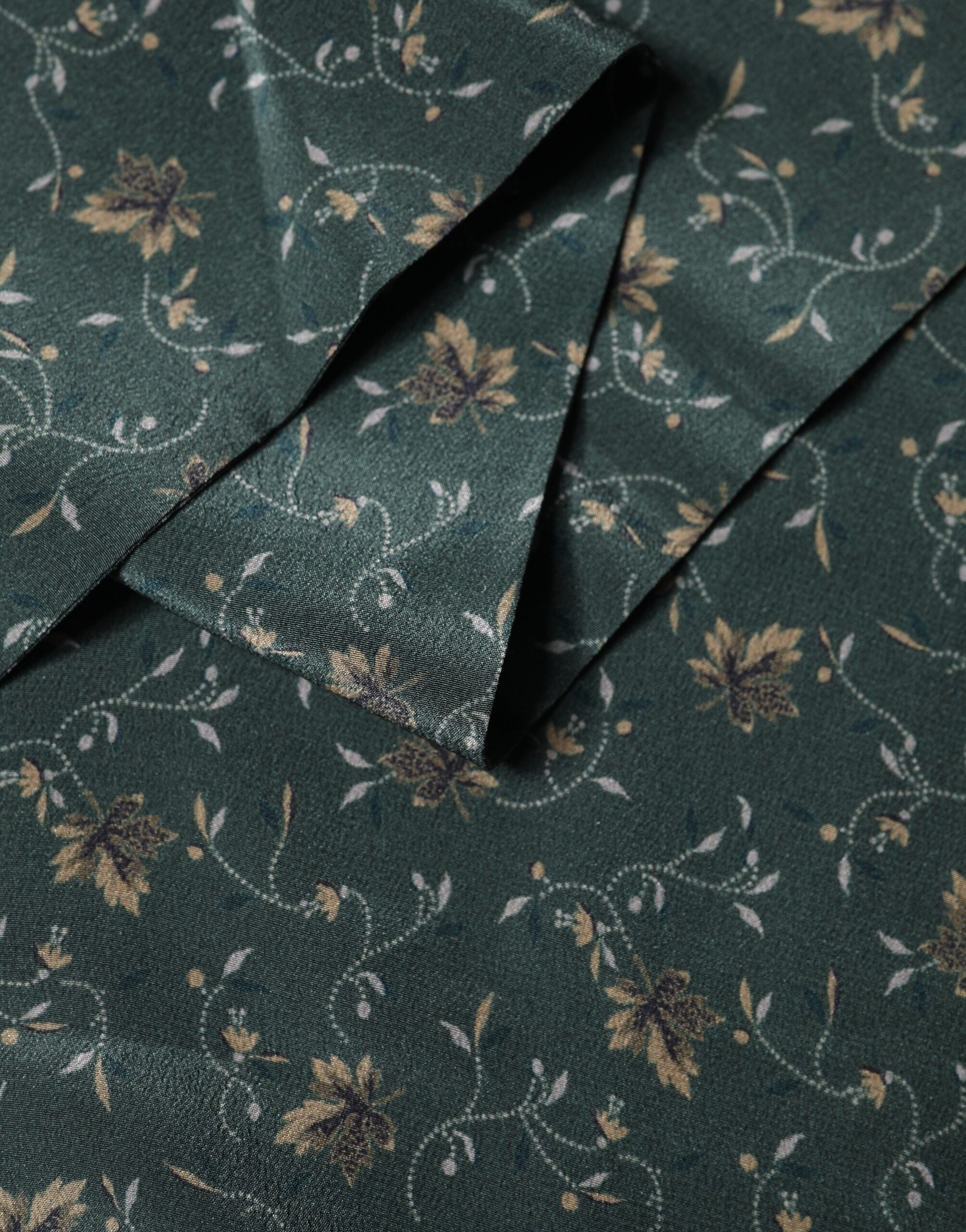 Dolce & Gabbana Green Silk Floral Pattern Fringed 135cm X 16cm Scarf - Image 4